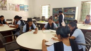 ଲାଇବ୍ରେରୀରେ |